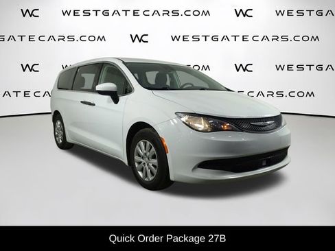 Used 2021 Chrysler Voyager L FWD image 2