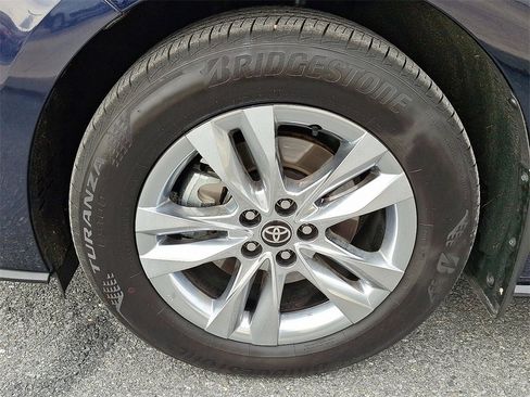 Used 2025 Toyota Sienna Limited image 28