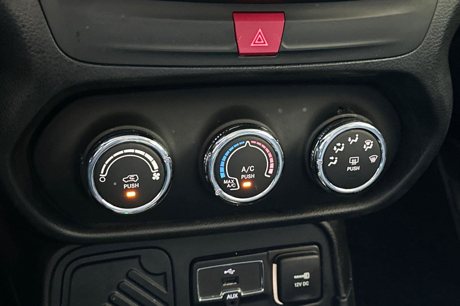 Used 2016 Jeep Renegade Latitude FWD image 20