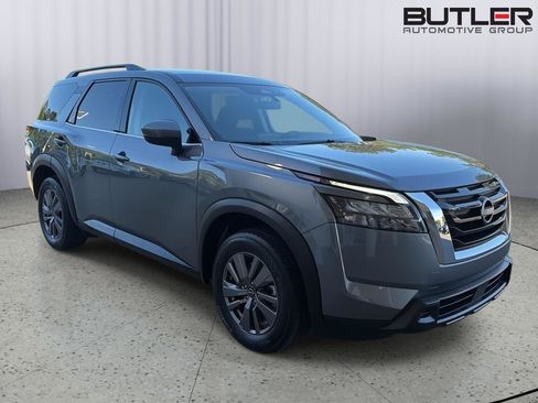 Used 2025 Nissan Pathfinder SV FWD image 8