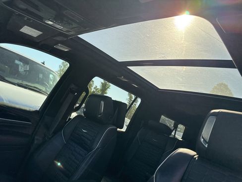 Used 2023 Cadillac Escalade ESV V AWD/4WD image 8