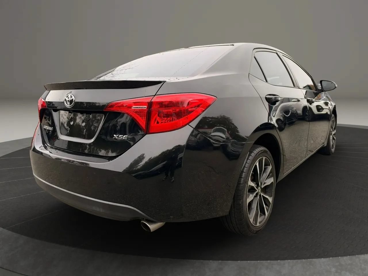 Used 2017 Toyota Corolla XSE FWD image 5