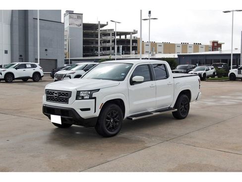 Used 2022 Nissan Frontier SV image 2