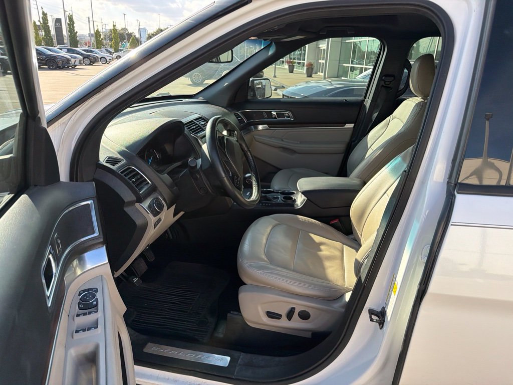 Used 2019 Ford Explorer Limited w/ Class III Trailer Tow Package FWD image 3