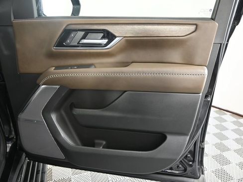 Used 2025 GMC Yukon Denali Ultimate AWD/4WD image 12