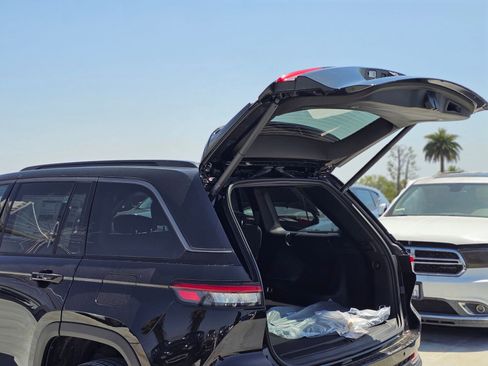 New 2026 Jeep Grand Cherokee Altitude RWD image 8