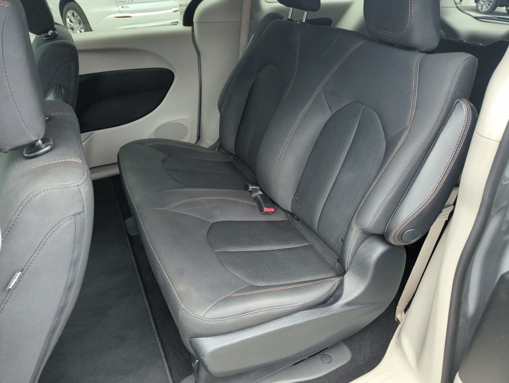 Used 2018 Chrysler Pacifica L FWD image 25