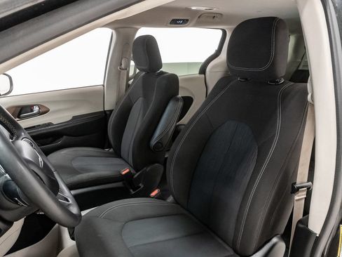 Certified 2022 Chrysler Voyager LX FWD image 9