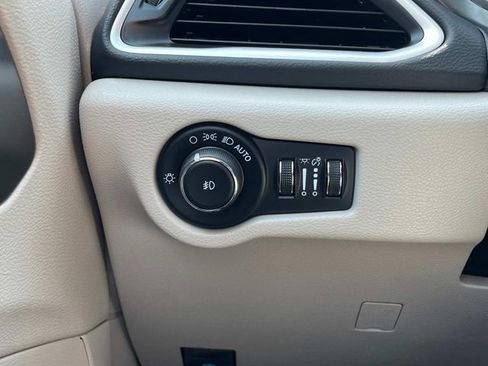 Certified 2024 Chrysler Pacifica Touring-L FWD image 39