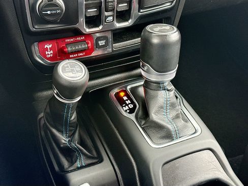 Used 2021 Jeep Wrangler Unlimited Rubicon 4xe w/ Cold Weather Group AWD/4WD image 17