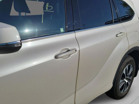 Used 2021 Toyota Highlander XLE AWD/4WD image 28