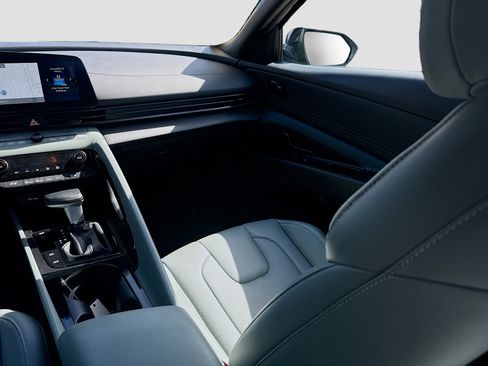 Used 2025 Hyundai Elantra Limited image 22