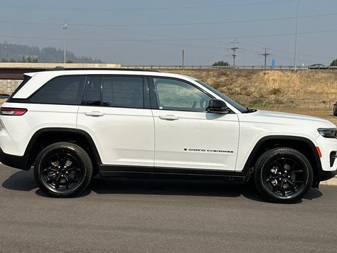 Used 2024 Jeep Grand Cherokee Altitude AWD/4WD image 2