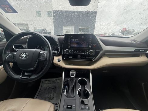 Used 2021 Toyota Highlander XLE FWD image 15
