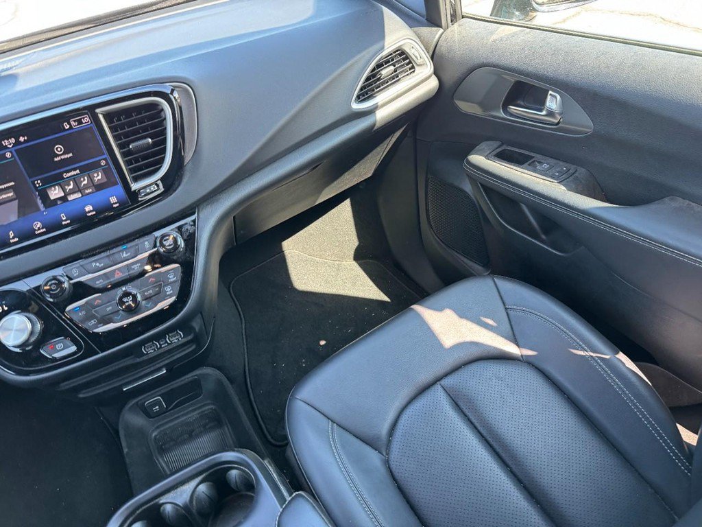 Used 2025 Chrysler Pacifica Select FWD image 19