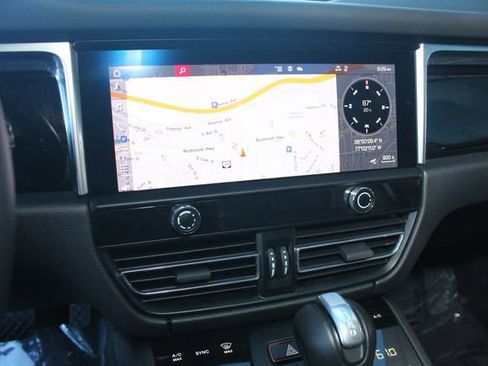 Certified 2023 Porsche Macan image 18