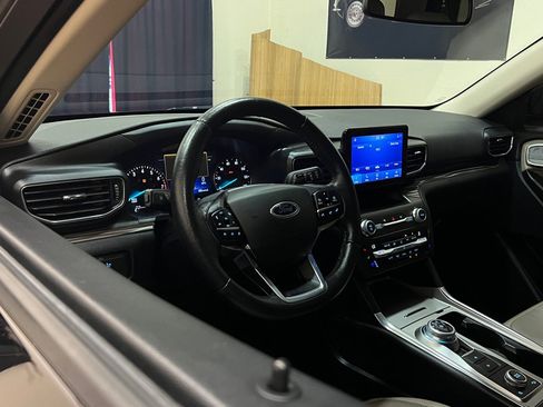 Used 2020 Ford Explorer Limited w/ Equipment Group 310A AWD/4WD image 13