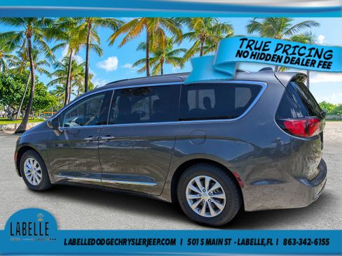 Used 2017 Chrysler Pacifica Touring-L FWD image 5