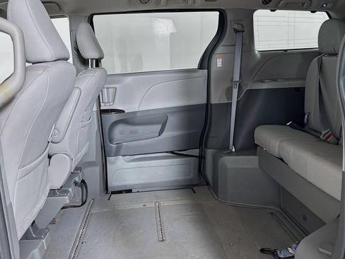 Used 2018 Toyota Sienna Limited FWD image 9