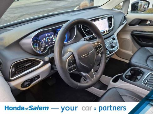 Used 2024 Chrysler Pacifica Touring-L image 2