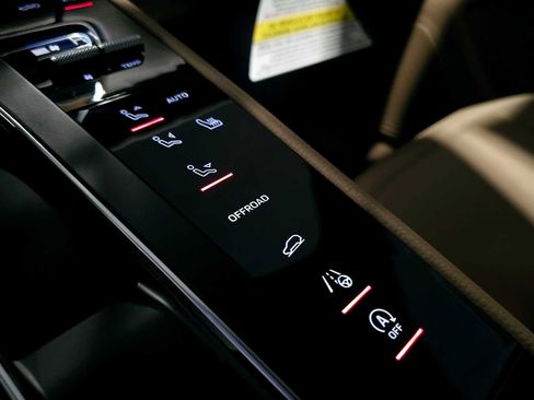 Used 2025 Porsche Macan image 34