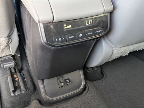 Used 2021 Toyota Highlander XLE image 21