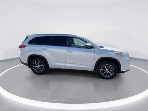 Used 2017 Toyota Highlander XLE AWD/4WD image 9