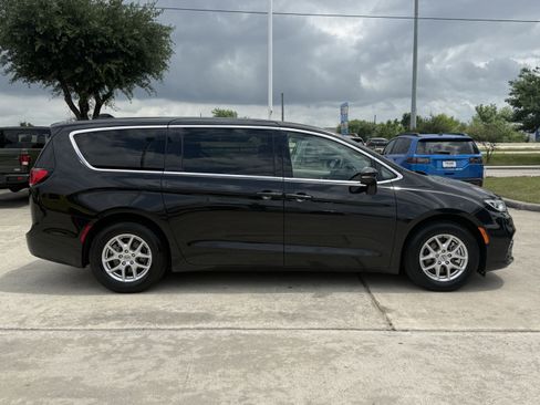 Used 2023 Chrysler Pacifica Touring-L FWD image 3