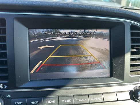 Used 2017 Hyundai Elantra SE image 11