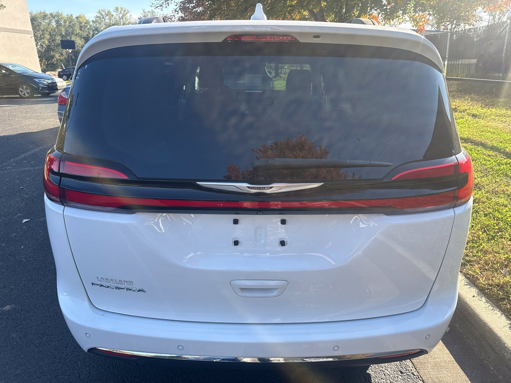 Used 2022 Chrysler Pacifica Touring-L w/ Uconnect Theater Family Group FWD image 6