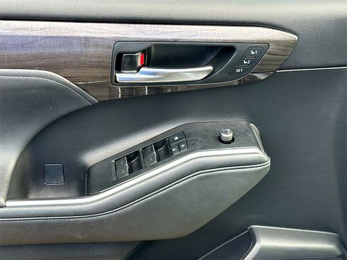 Used 2021 Toyota Highlander Limited image 18