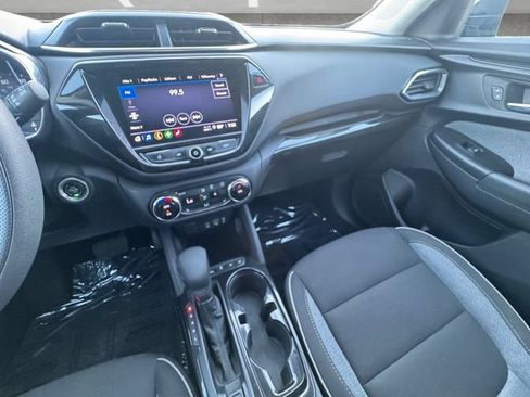 Used 2022 Chevrolet TrailBlazer LT w/ Convenience Package FWD image 3
