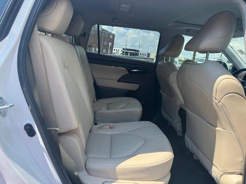 Used 2022 Toyota Highlander XLE FWD image 11