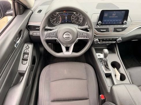 Used 2025 Nissan Altima 2.5 SV FWD image 13