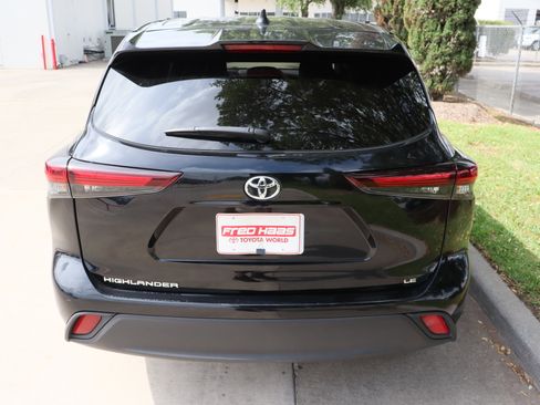 Used 2025 Toyota Highlander LE FWD image 9