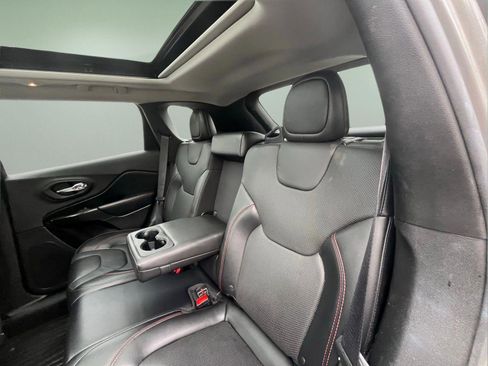 Used 2019 Jeep Cherokee Trailhawk AWD/4WD image 29