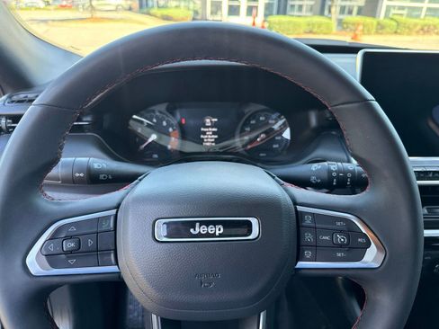 Used 2025 Jeep Compass Trailhawk AWD/4WD image 17