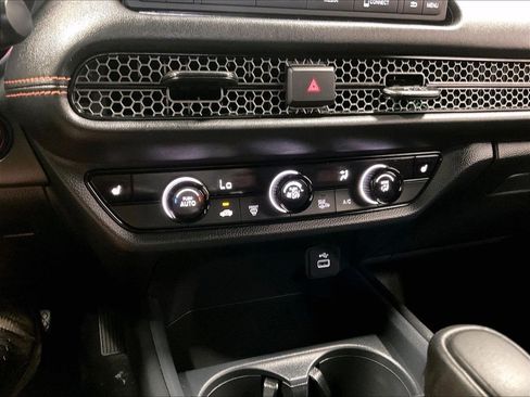 Used 2025 Honda HR-V Sport image 25