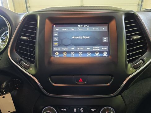 Used 2020 Jeep Cherokee Latitude FWD image 14
