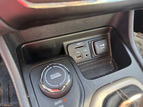 Used 2016 Jeep Cherokee Limited AWD/4WD image 29