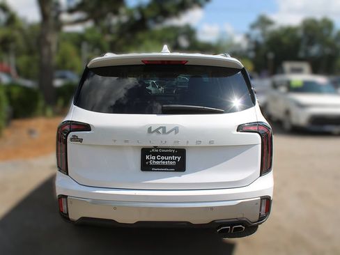 Used 2024 Kia Telluride EX w/ EX Captain's Chair Package FWD image 8
