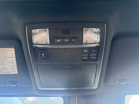 Used 2018 Toyota Tacoma TRD Sport AWD/4WD image 10