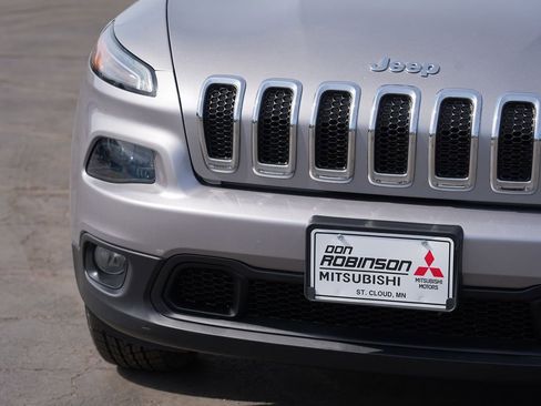 Used 2018 Jeep Cherokee Latitude w/ Safety Group image 9