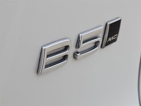 Used 2024 Volvo XC40 B5 Plus w/ Climate Package image 8