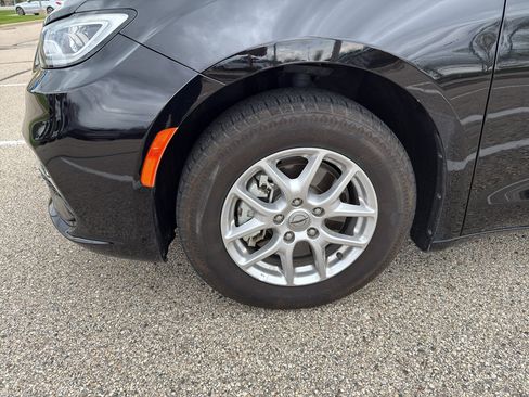 Used 2025 Chrysler Pacifica Select FWD image 8