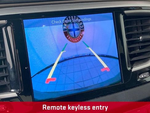 Used 2017 Chrysler Pacifica Touring-L FWD image 4