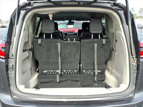 Used 2023 Chrysler Pacifica Touring-L image 22