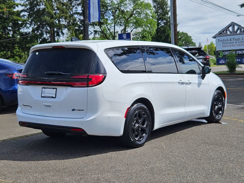 Used 2024 Chrysler Pacifica Limited w/ Uconnect Theater Family Group FWD image 5