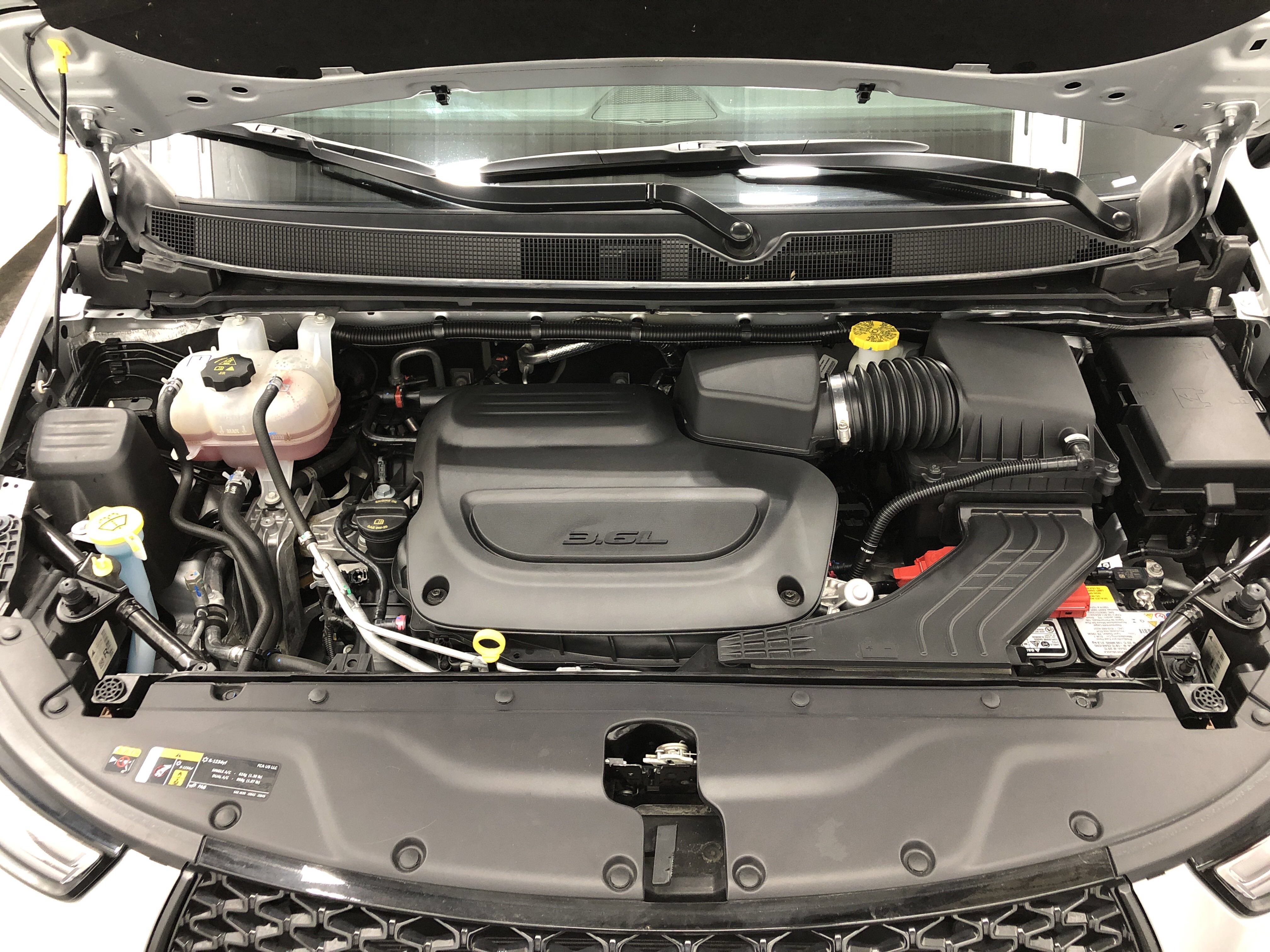 Used 2024 Chrysler Pacifica Limited w/ Uconnect Theater Family Group FWD image 6