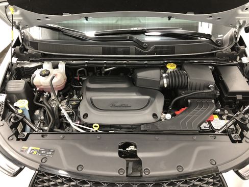 Used 2024 Chrysler Pacifica Limited w/ Uconnect Theater Family Group image 6